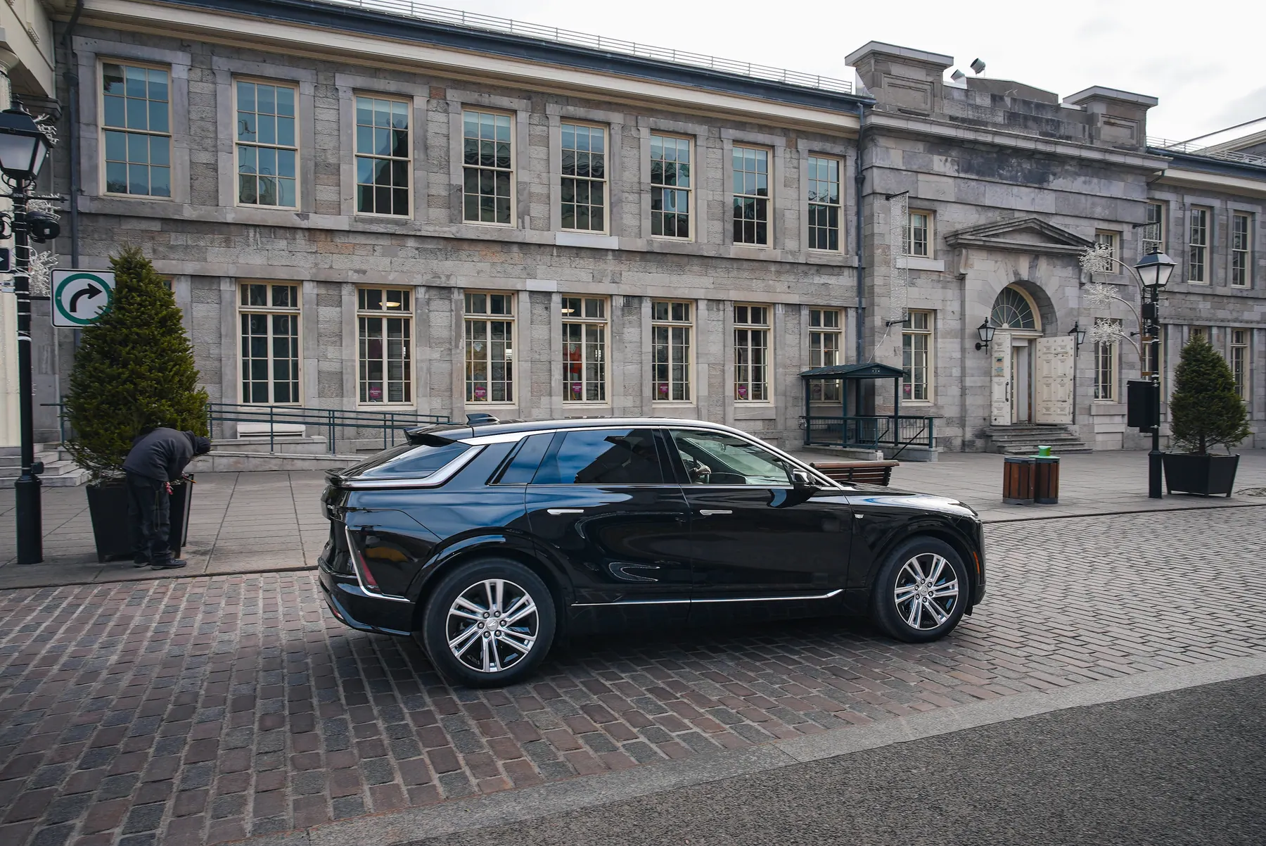VIP Lane black SUV for private chauffeur service in Montreal